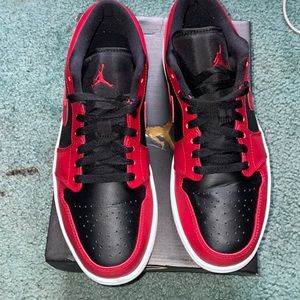 AIR JORDAN 1 LOW SZ 10.5, GYM RED/BLACK-WHITE ROUGE GYM